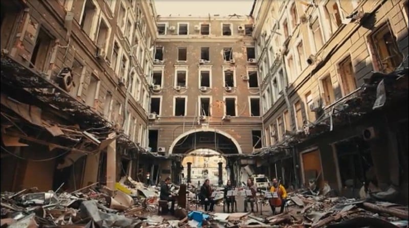 Вакарчук в разрушенном дворец труда Харьков 2022